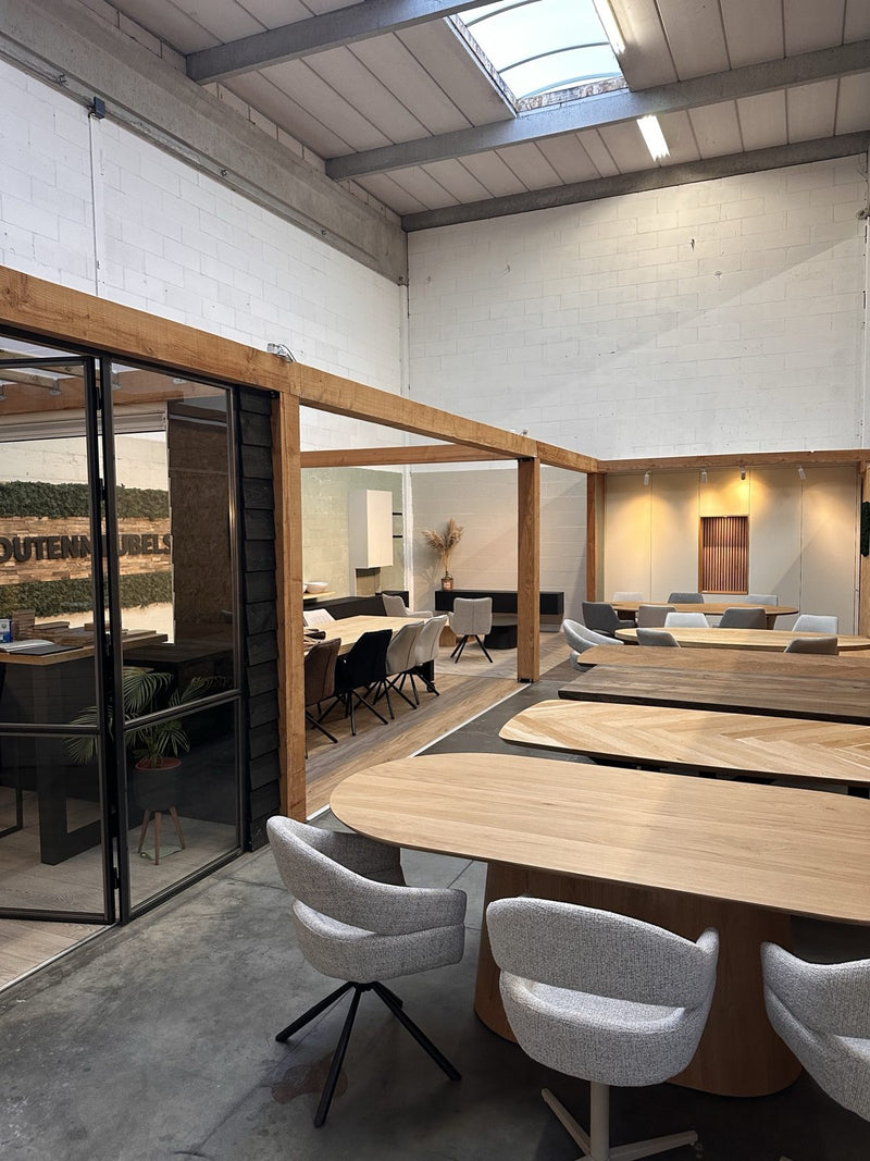 Overzicht van de showroom van Houtenmeubelshop in Etten-Leur met eiken eettafels en stoelen