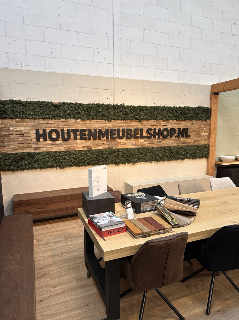 Massief eiken adviestafel met kleur- en houtstalen in de showroom
