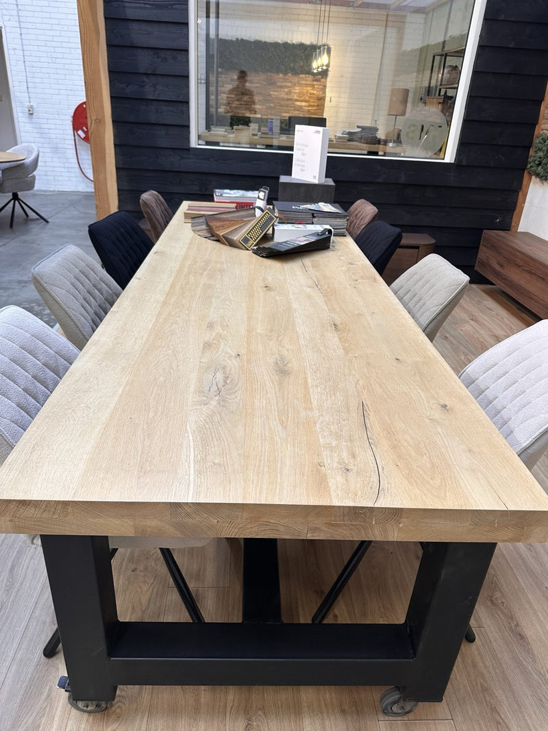 Massief eiken tafel met dik blad en zwart stalen onderstel