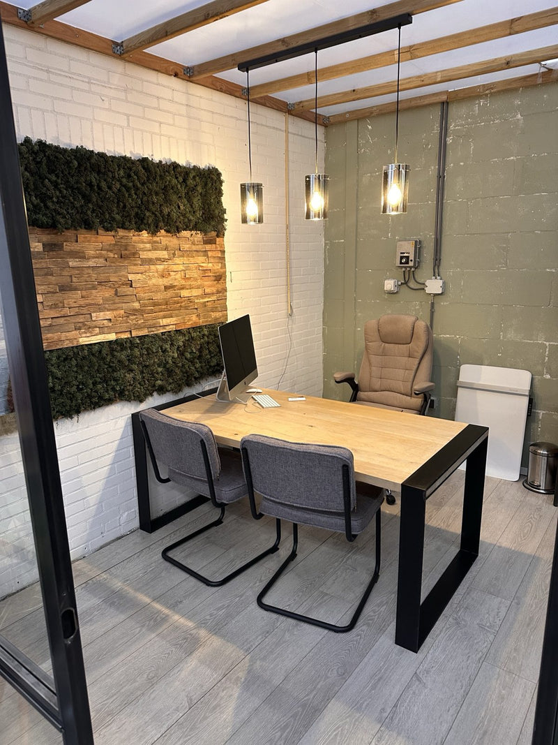 Adviesruimte in de showroom met mosmuur en eiken tafel