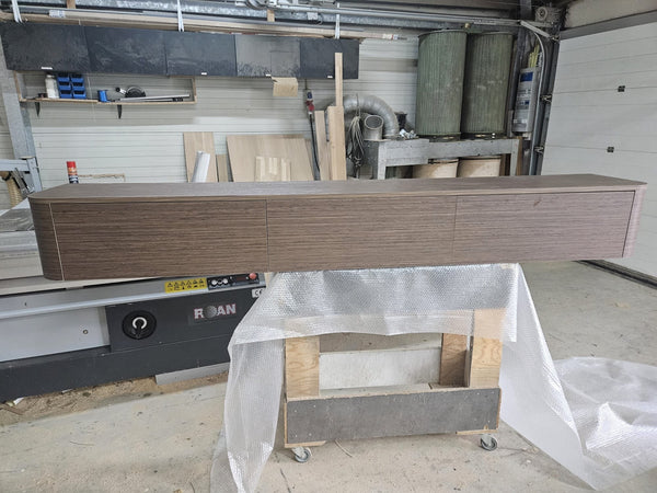 TV-meubel hangend walnoot fineer met ronde zijkanten Houtenmeubelshop