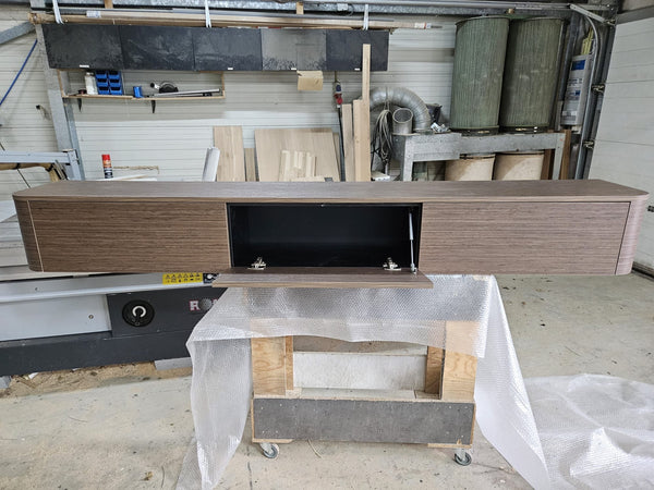 TV-meubel hangend walnoot fineer met ronde zijkanten Houtenmeubelshop