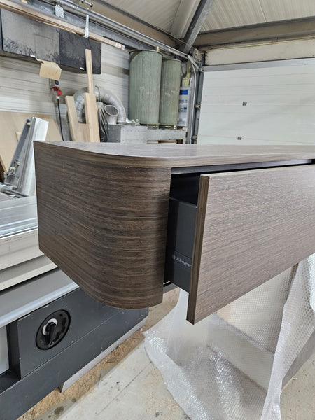 TV-meubel hangend walnoot fineer met ronde zijkanten Houtenmeubelshop