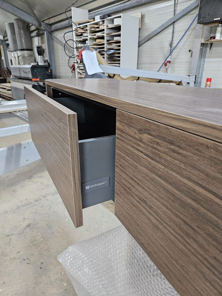 TV-meubel hangend walnoot fineer met ronde zijkanten Houtenmeubelshop