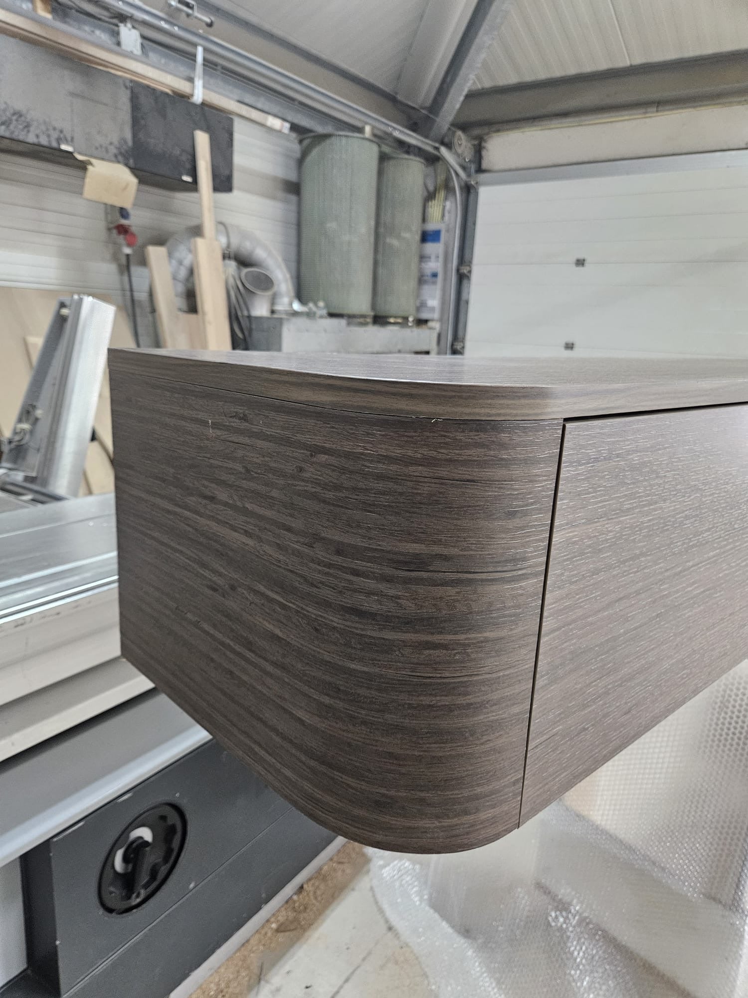 TV-meubel hangend walnoot fineer met ronde zijkanten Houtenmeubelshop