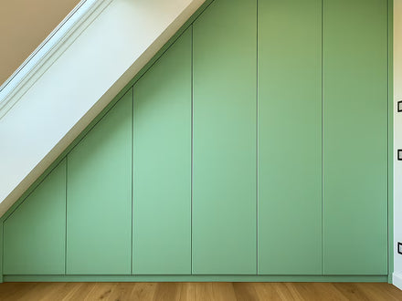 Kast schuine wand