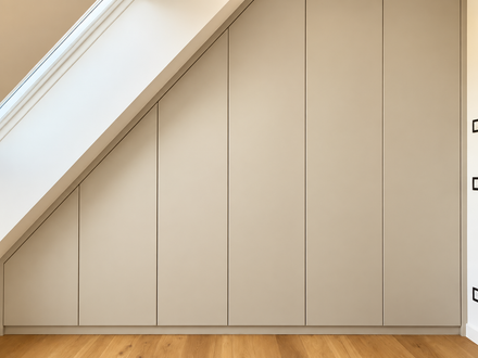 Kast schuine wand