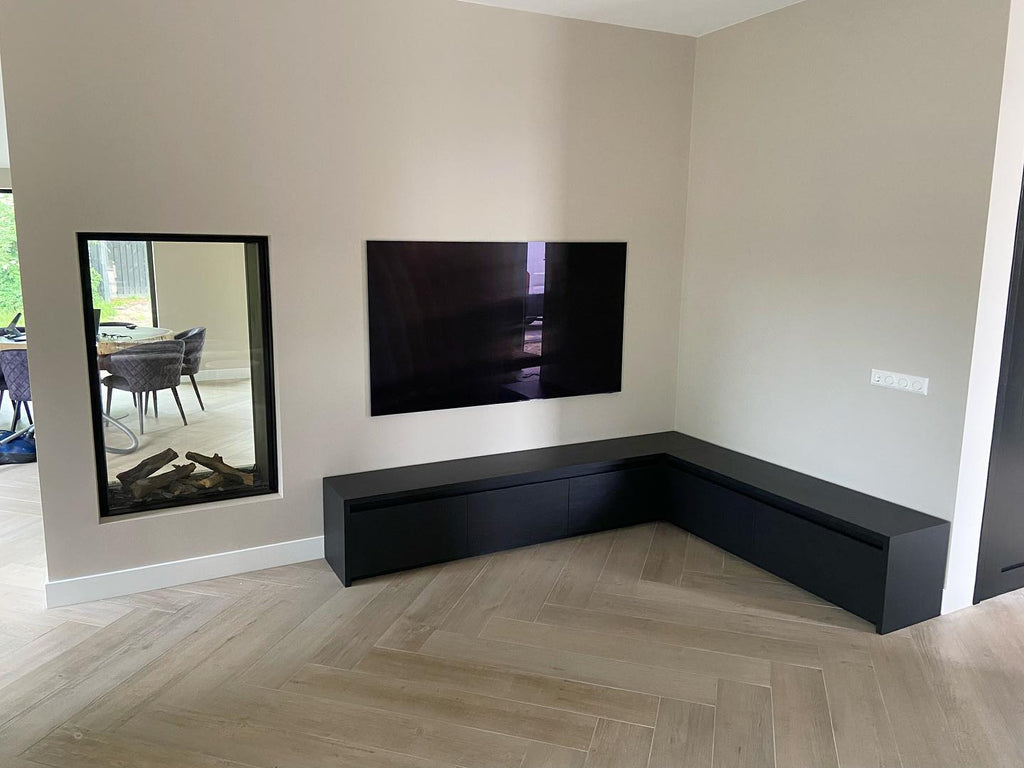 TV-meubel staand zwart eiken met invallende plint en klepdeurtjes Houtenmeubelshop