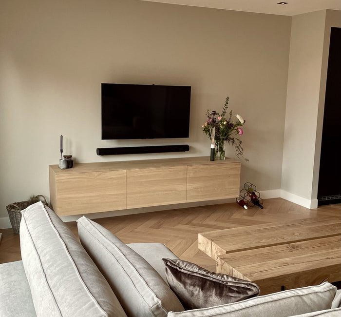 TV-meubel hangend transparant eiken met klepdeurtjes